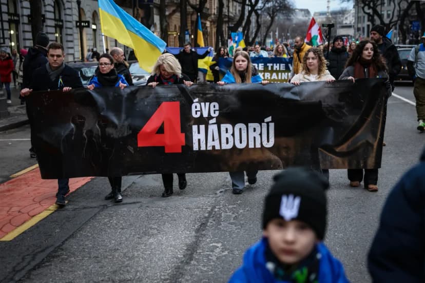 Szolidaritási menetet tartottak Budapesten az ukrajnai orosz invázió negyedik évfordulóján – képek