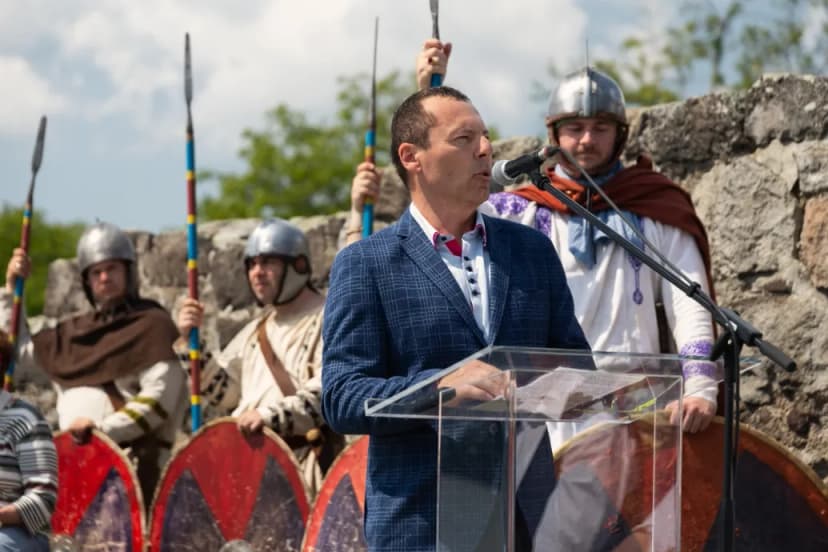 Hungarian Mayor Faces Scrutiny Over Misused World Heritage Funds for 'Giraffe Cage' Project