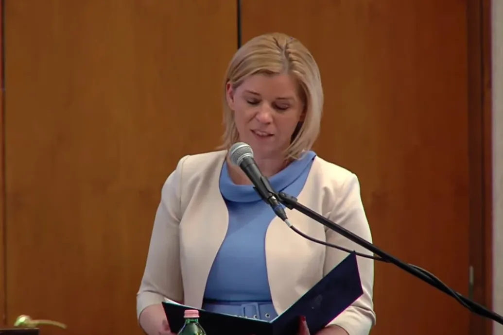 Hungarian State Secretary Mocked by Veterinary Graduates at Ceremony