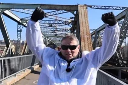 Tisza Party's visually impaired candidate runs across Gubacsi Bridge