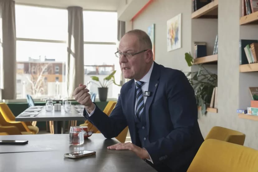 Navracsics Denies Existence of Pro-War Politicians in Hungary