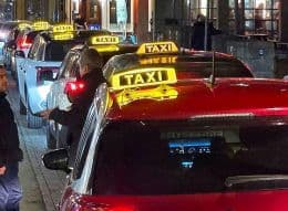 Icelandic Parliament Approves Changes to Taxi Laws, Reinstating Previous System