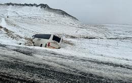 Bus with Dozens of Passengers Ends Up in Ditch in Mýrdal, Iceland