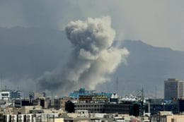 Eiginkona Khamenei látin