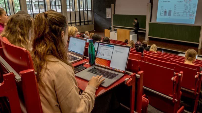 Dutch Company Charges Students for Student Finance Applications