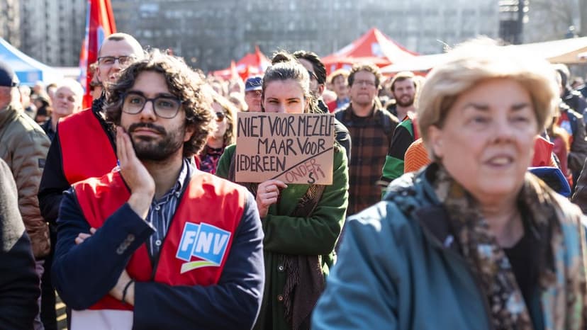 Dutch Civil Servants Protest Frozen Wages Amid New Cabinet's Austerity Measures