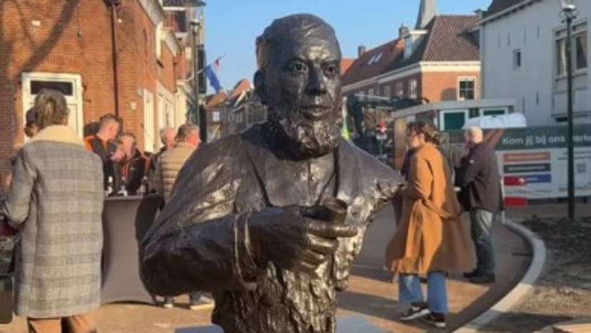 Dokkum eert Fedde Sonnema met standbeeld voor 'zijn' Berenburg