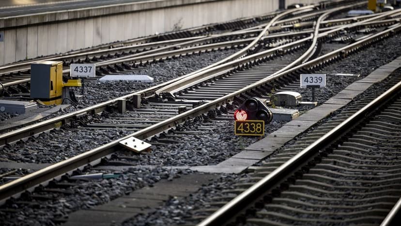 Train derails between Tilburg and Den Bosch, causing cancellations