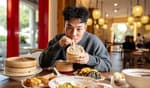 The giant bao that is sweeping Shanghai arrives in Madrid: it measures 10 cm in diameter, contains crab roe, broth... and is eaten with a straw