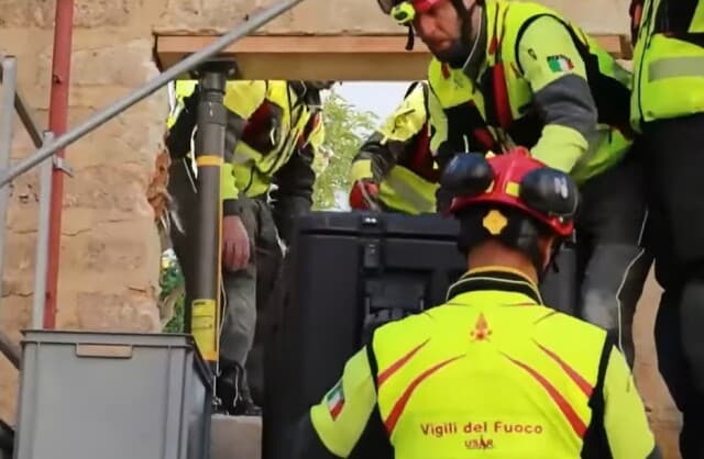 Sicily: Firefighters rescued 400 rare books from a building on the brink of a landslide, watch video