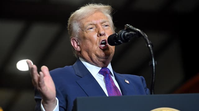 Trump: I have a lot of people pointing a gun at me, don’t I?