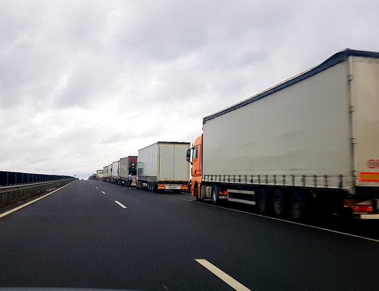 Transportatorii cer Guvernului reducerea la jumătate a accizei la carburanți „pentru evitarea unei crize economice fără precedent”