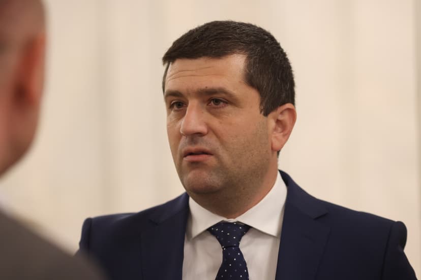 USR Defense Minister Radu Miruță Denies PSD Membership, Admits Past Association