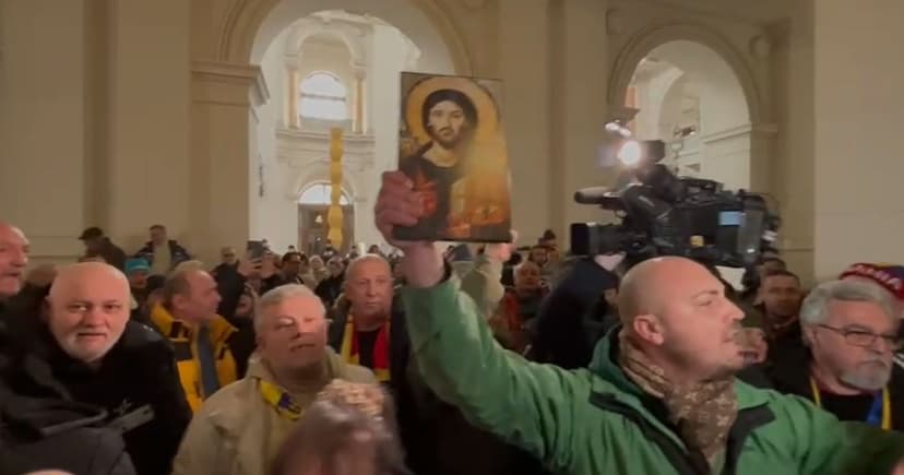 VIDEO Tensions at the Bucharest Court of Appeal. Dozens of Călin Georgescu's supporters entered the building and wanted to go into the courtroom