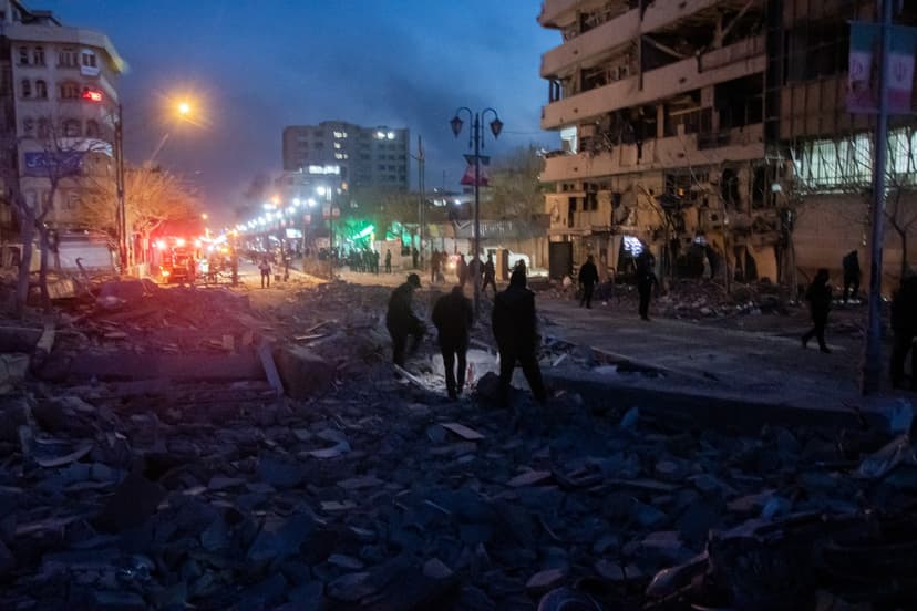 „Dacă nu se opresc, Teheranul va deveni Gaza”. Mărturii din Iran după „cea mai grea noapte” de bombardamente