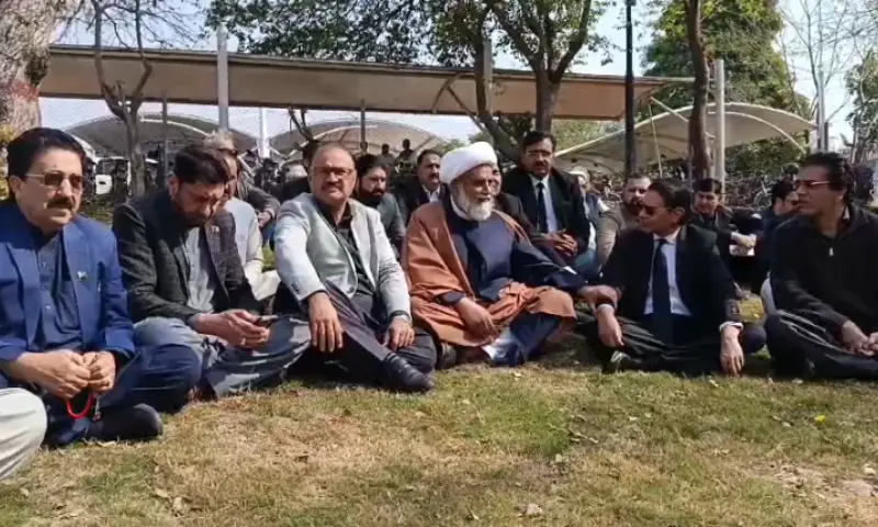 Opposition leaders hold sit-in outside SC, demand immediate scheduling of Imran’s cases