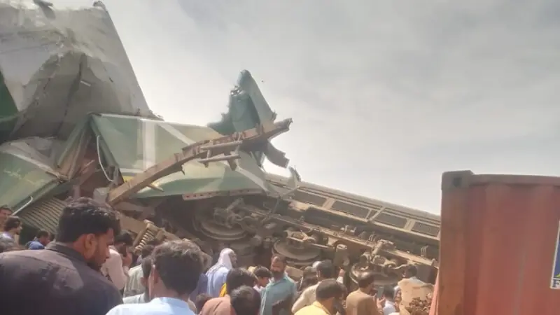 Shalimar Express derails after colliding with goods train in Pakistan