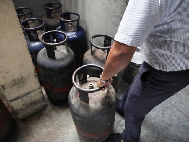 Indian restaurants warn of shutdowns as Iran war makes cooking gas scarce