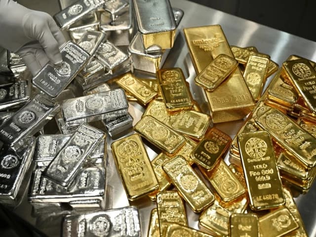 Gold, Silver Prices Drop In Domestic Markets Amid Profit Booking