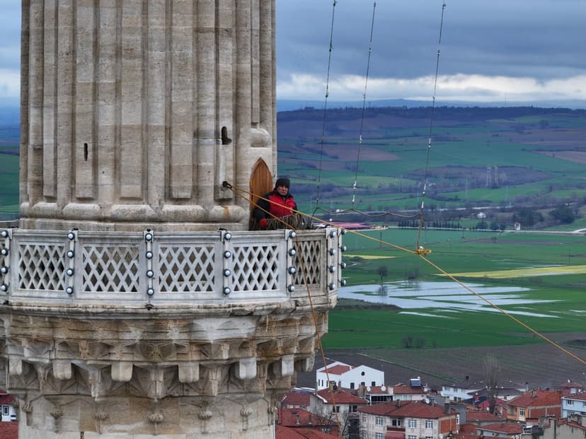 Last Mahya Master Preserves Ramadan Tradition in Türkiye