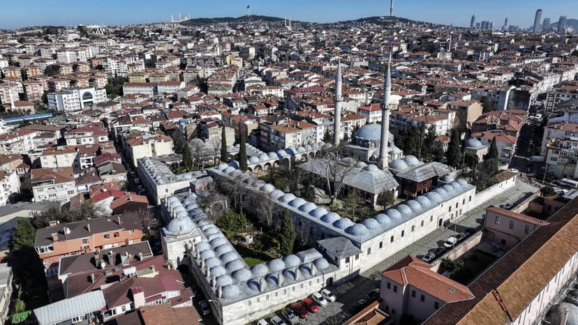 Valide-i Atik Mosque Highlights Centuries of Istanbul Life During Ramadan