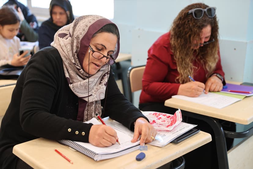 Sisters in S. Türkiye’s Şanlıurfa start literacy journey after 40