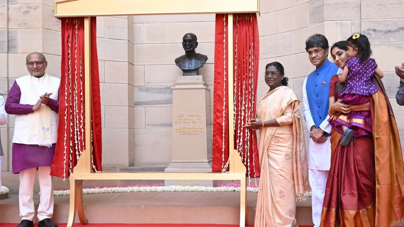 President Murmu unveils Chakravarti Rajagopalachari’s bust