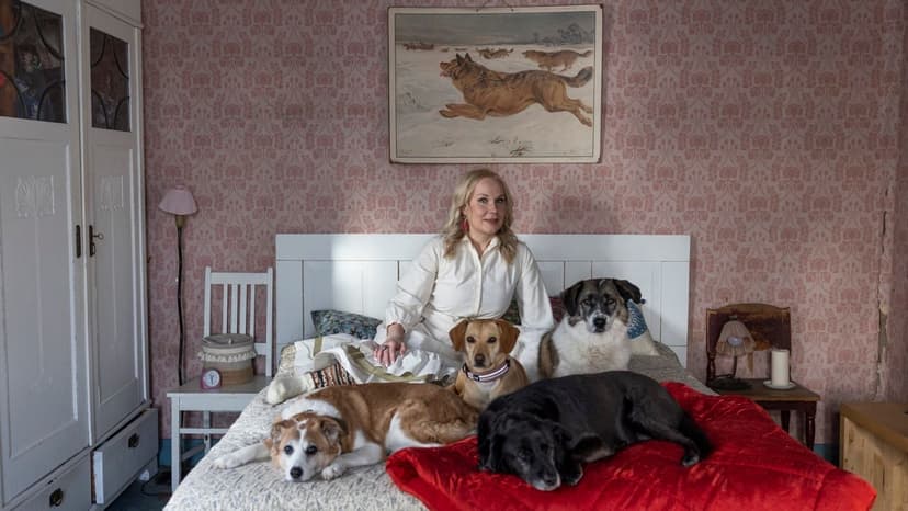 50-vuotias | Elisa Aaltolan lapsuutta hallitsivat paholaisen pelko ja huoli eläimistä