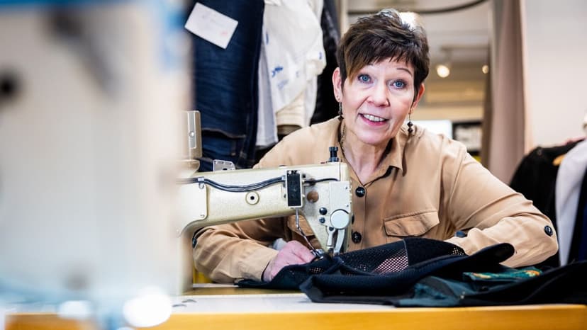 Pikamuoti | Ihmiset luulevat, että vaatteiden korjaaminen on yhtä helppoa kuin Tiktokissa, parahtaa ompelimo­­yrittäjä