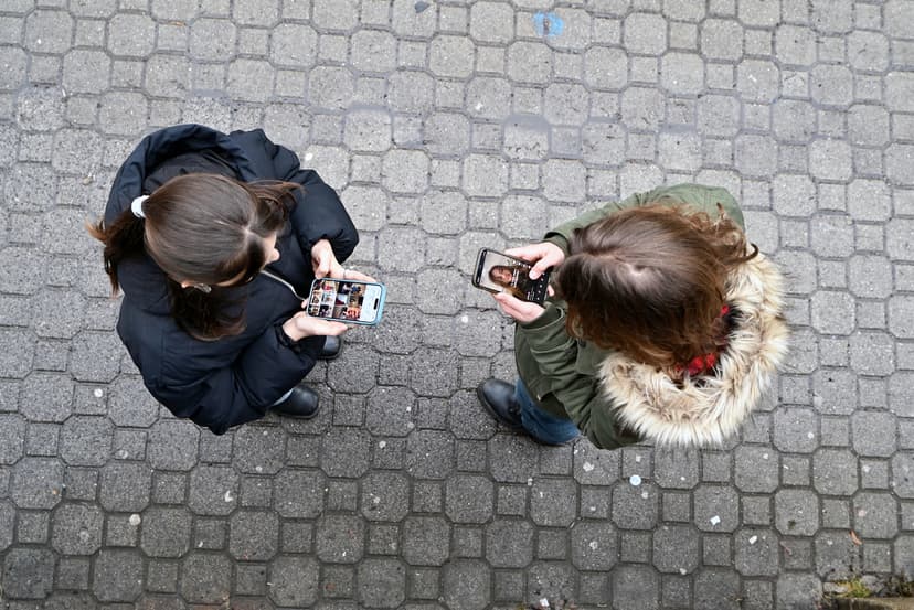 Social Media Increases Alcohol Cravings in Young Adults