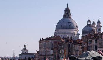 EU Commission Threatens to Withdraw Funding for Venice Biennale Over Russian Participation