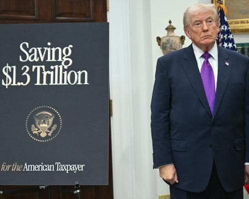 Editorial Critiques US Climate Policy Under Trump, Contrasting With China's Green Efforts