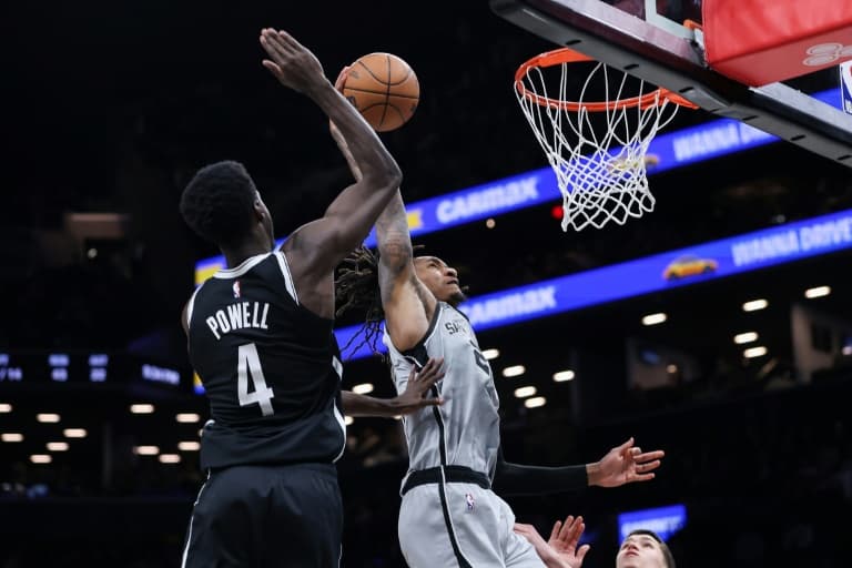 Spurs roll to 11th straight NBA victory, Rockets' Durant hits milestone