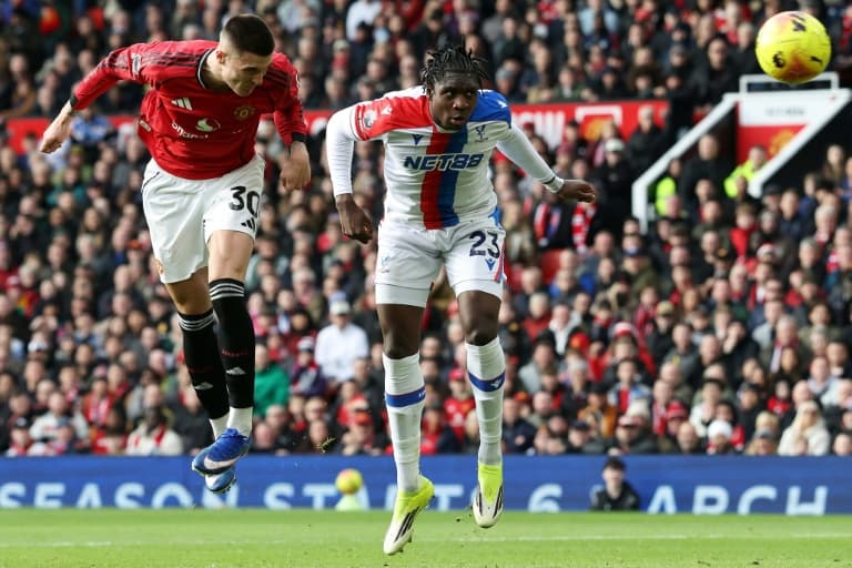 Man Utd climb to third, Fulham sink sorry Spurs