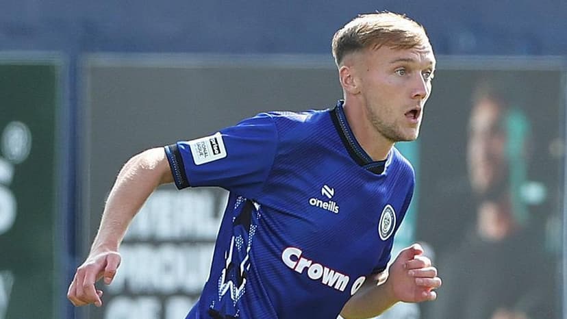 Midfielder Moss extends contract at Rochdale