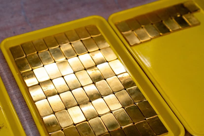 Gold Falls as War Hikes Oil Prices, Dims Fed Rate-Cut Outlook