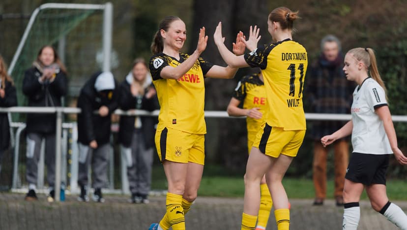 Successful return: BVB women celebrate 4-1 away win