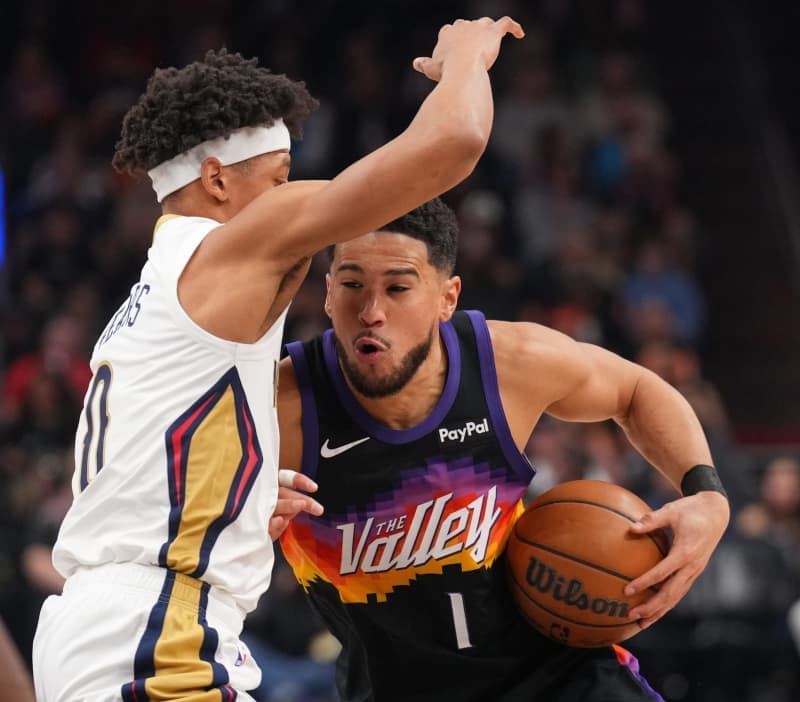 Elly De La Cruz makes free throw for charity at Phoenix Suns game