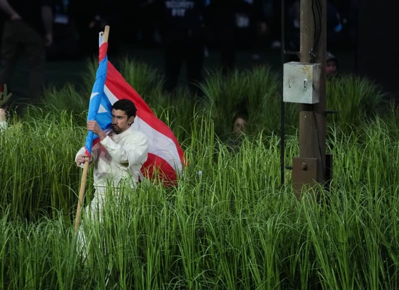 Bad Bunny hooks up Diamondbacks’ Nolan Arenado, Team Puerto Rico with custom WBC cleats