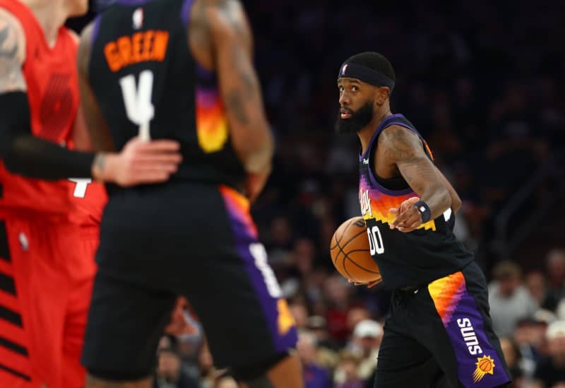Royce O’Neale’s clutch 3-point shot ignites Suns fans in win over Lakers
