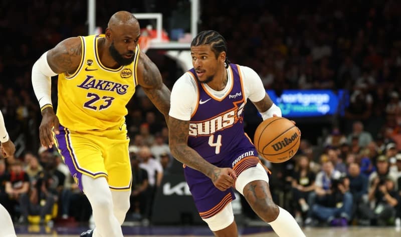 Phoenix Suns and Los Angeles Lakers tied at halftime in close matchup