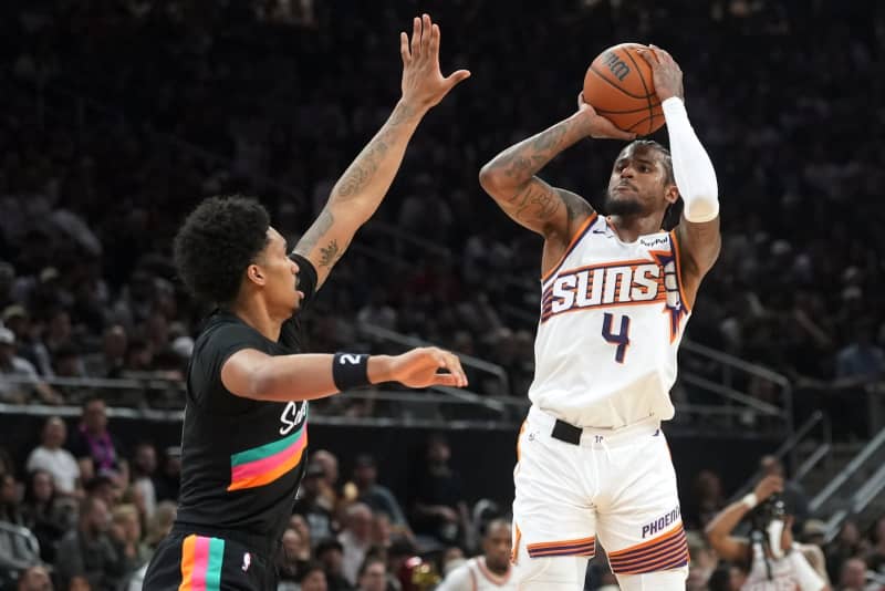 Devin Booker Exits Game Due to Hip Soreness