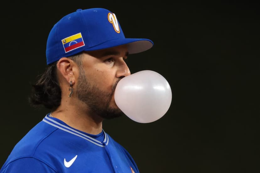 Watch Wilyer Abreu's bat flip, epic celebration after WBC homer vs Japan
