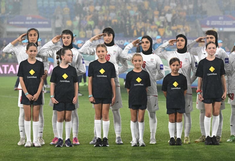 Iran women's team sings and salutes anthem at Asian Cup