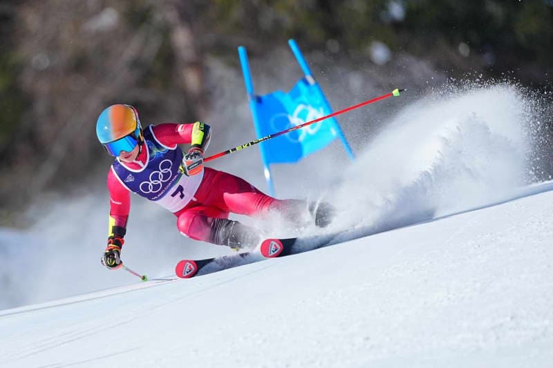 Mishap costs fast Shiffrin 1st-run lead in World Cup GS as Rast and Scheib stand 1-2