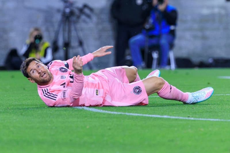 Messi has losing start into MLS season, Müller wins