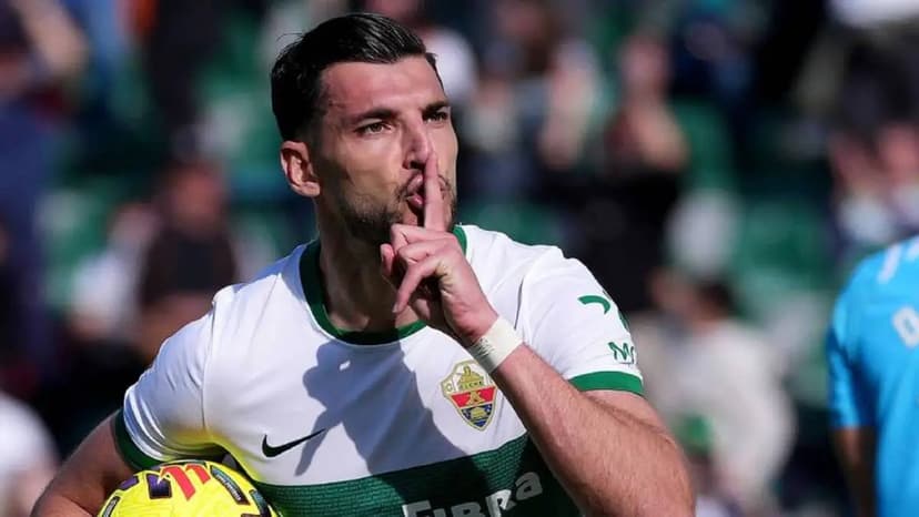 Racism allegation stops Elche–Espanyol match in final minutes