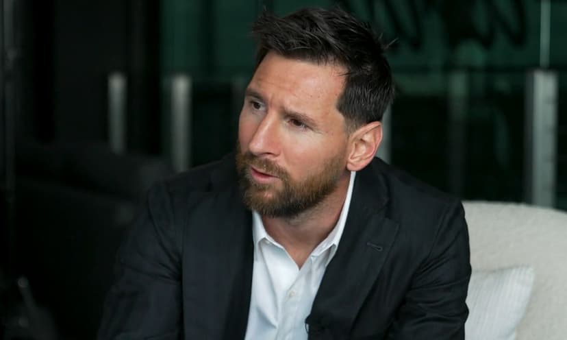 Barcelona Presidential Candidate Unveils Lionel Messi Banner