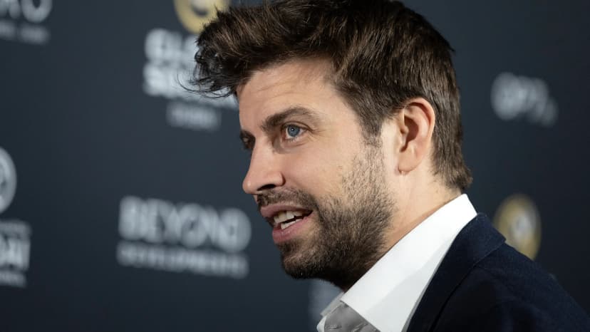 Gerard Pique takes another shot at Real Madrid manager Alvaro Arbeloa with giant banner