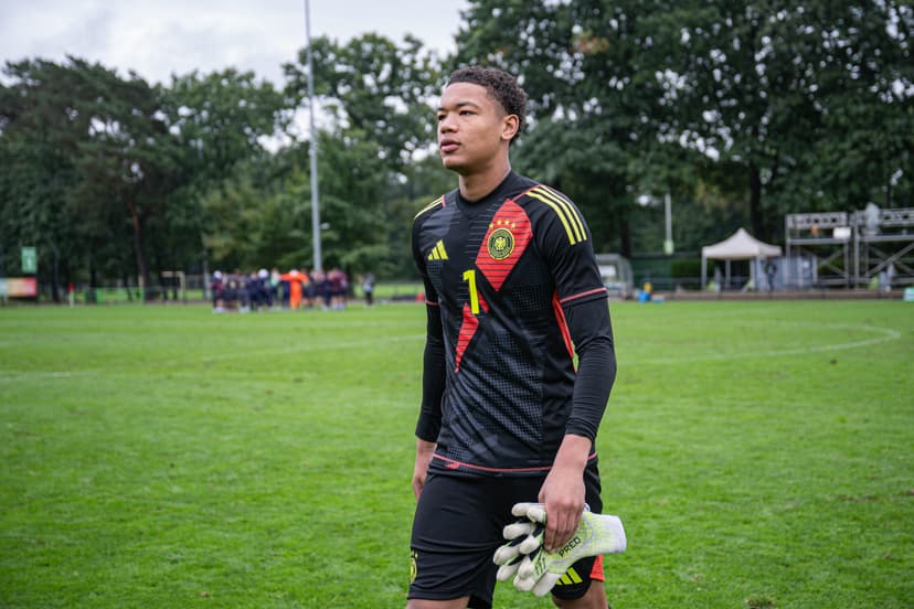 Official | Bayern Munich face goalkeeping crisis after Sven Ulreich injury, Leonard Prescott (16) to be called upon?